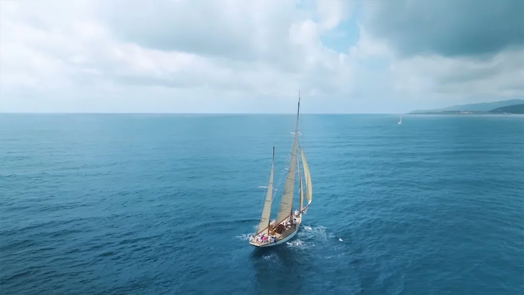 Le voilier WIKI de 1920 sous voiles en Méditerranée pendant la Wiki's Centennial Expedition