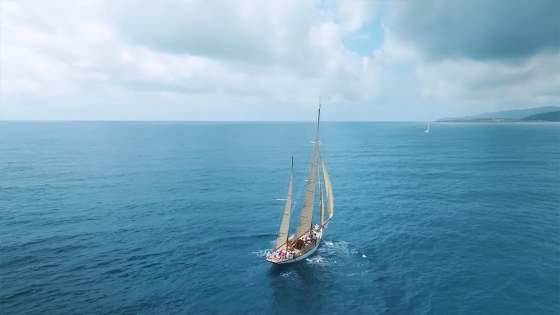 Le voilier WIKI de 1920 sous voiles en Méditerranée pendant la Wiki's Centennial Expedition